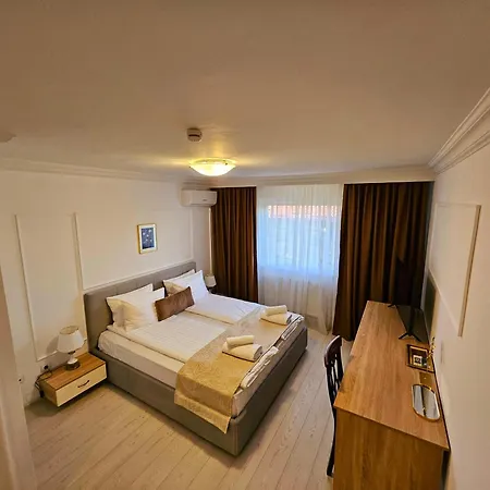 Royal Plaza Hotel 3*