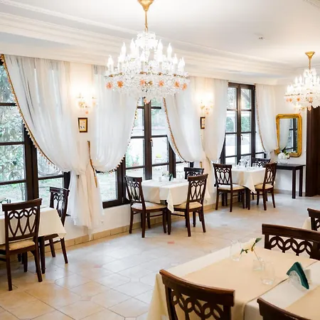 Royal Plaza Hotel 3*